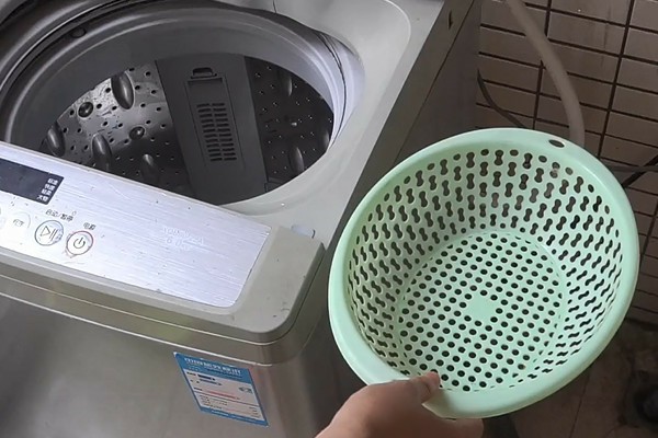 海尔滚筒洗衣机怎样清洗进水口,这个故障如何处理？