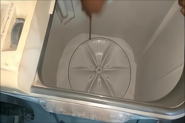 洗衣机脱水时声音很大像拖拉机一样,怎么解决呢？